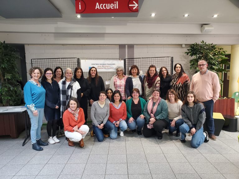 Photo de groupe des chargé.e.s d'accueil dans un Centre social présents lors de la commission "Chargé.e d'accueil".